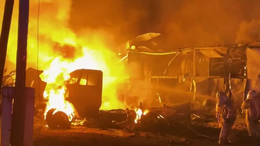 Взрыв и пожар: в Семее огонь охватил автомойку и два дома