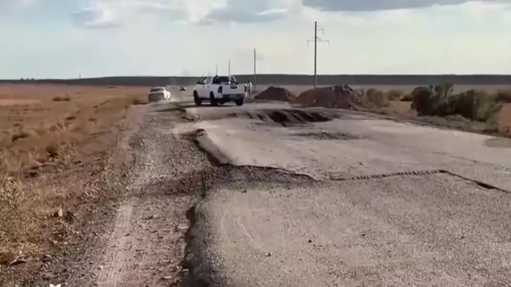 “Проехать невозможно“: водители пожаловались на разбитую трассу в Улытау