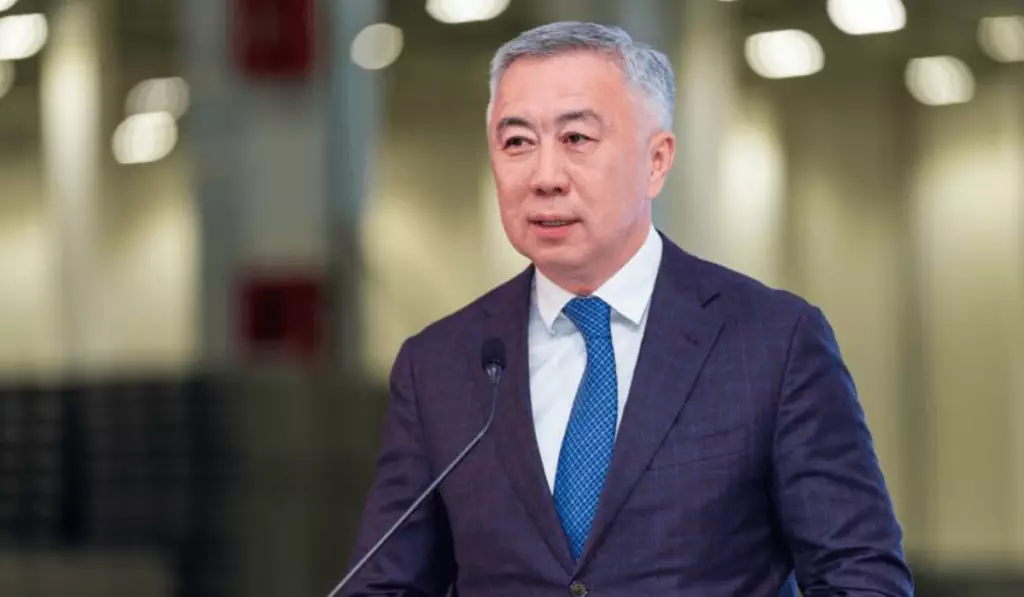 Жұманғарин мен депутаттар журналистер сұрақ қойып бітпей жатып брифингтен кетті