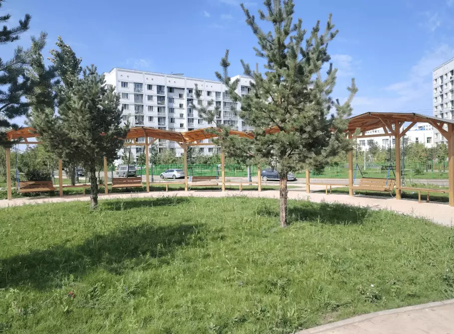 В Алатауском районе Алматы обновляют контейнерные площадки и системы полива