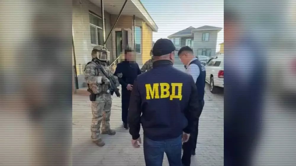 В Жамбылской области задержали подозреваемых в групповом вымогательстве денег у водителей большегрузов