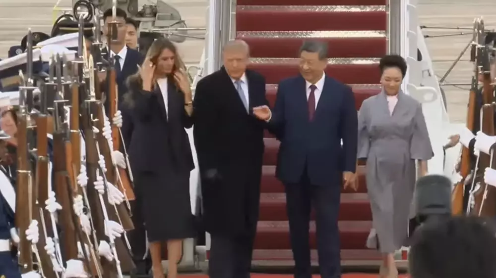 Красная дорожка, залпы и военные самолёты - Трамп лично встретил Си Цзиньпина в США