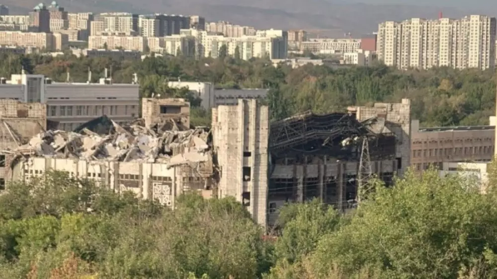 Алматыда түнде Студенттер сарайының шатыры опырылды: жоғары оқу орны мәлімдеме жасады