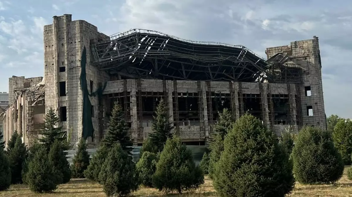 В Алматы обрушилась часть крыши Дворца студентов КазНУ