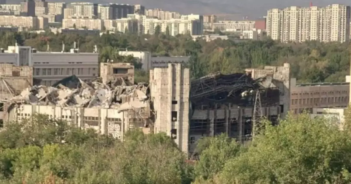  Крыша Дворца студентов ночью обрушилась в Алматы 