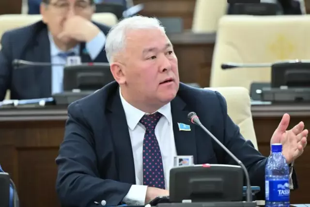 “Жұмыс толығымен тегін, жалақы алмаймыз”: Мұрат Әбенов Халық Кеңесіндегі қызметі туралы айтты