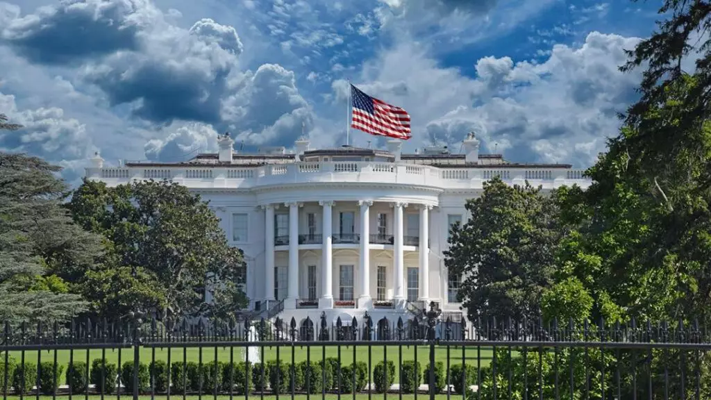 Суд обязал Трампа вернуть CNN, MS NOW и Politico в Белый дом