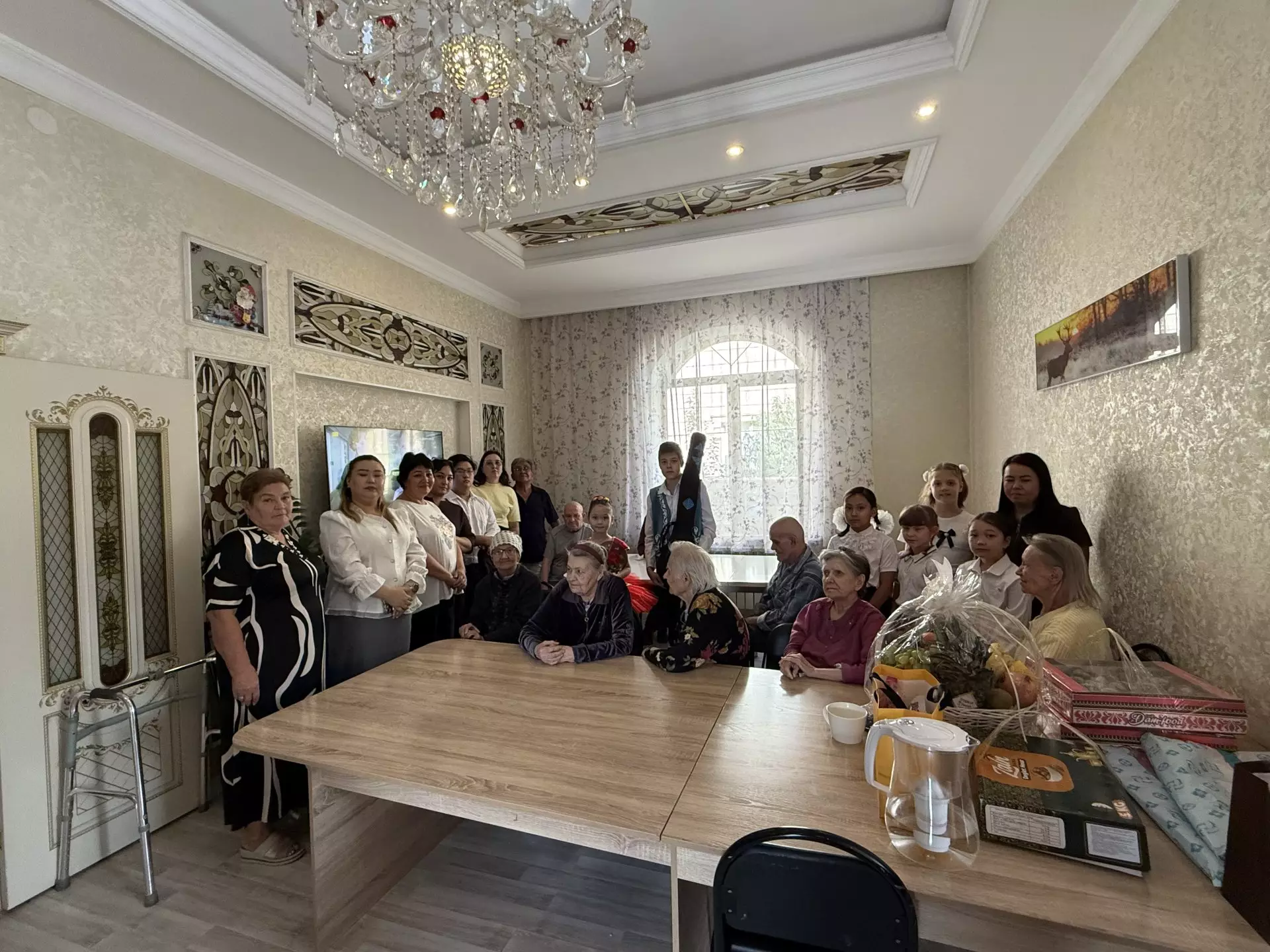 Алматы оқушылары “Қамқорлық үйі” пансионатының тұрғындарына мереке сыйлады