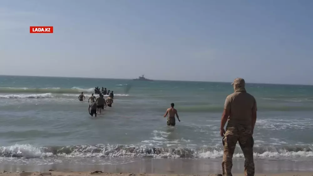 Поиски двух военнослужащих продолжаются на побережье Каспия