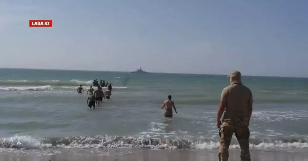  Поиски двух военнослужащих продолжаются на побережье Каспия 