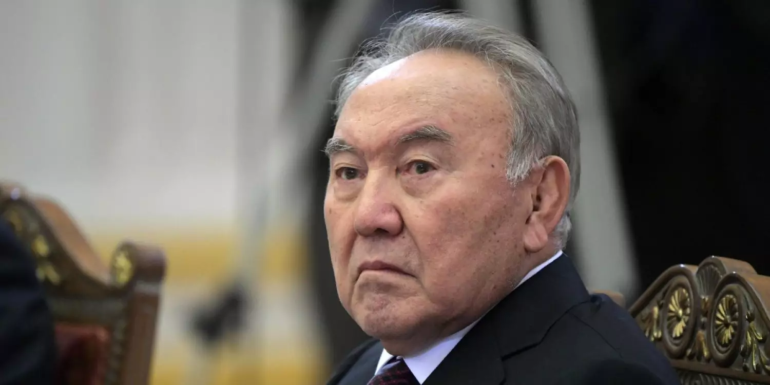 Назарбаев қаза тапқан әскерилердің отбасы мен жақындарына көңіл айтты