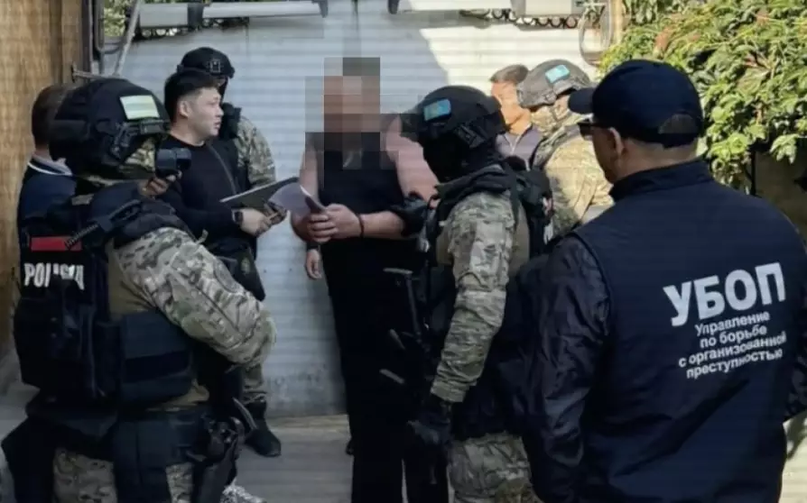 “Тапаншамен қорқытып, қала сыртына алып кеткен“. Алматыда өздерін полицеймін деп таныстырғандар ұсталды