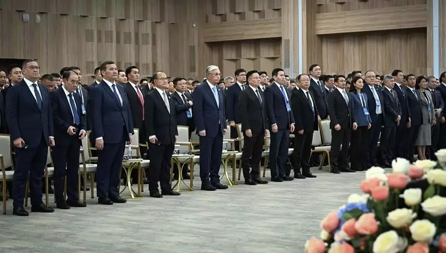 Инвестиционный форум в Алматы с участием Токаева начался с минуты молчания