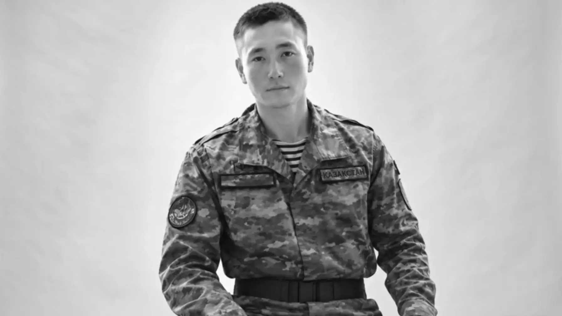 «Әулетінің тұңғыш немересі»: Маңғыстауда қаза тапқан сарбаздың ұстазы қынжылысын жеткізді
