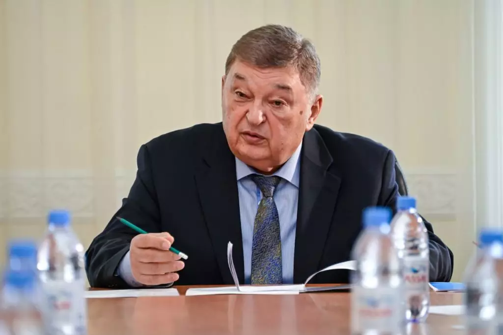 «Вы не одни в своей скорби»: Халық қаһарманы Мухтар Алтынбаев обратился к семьям погибших солдат