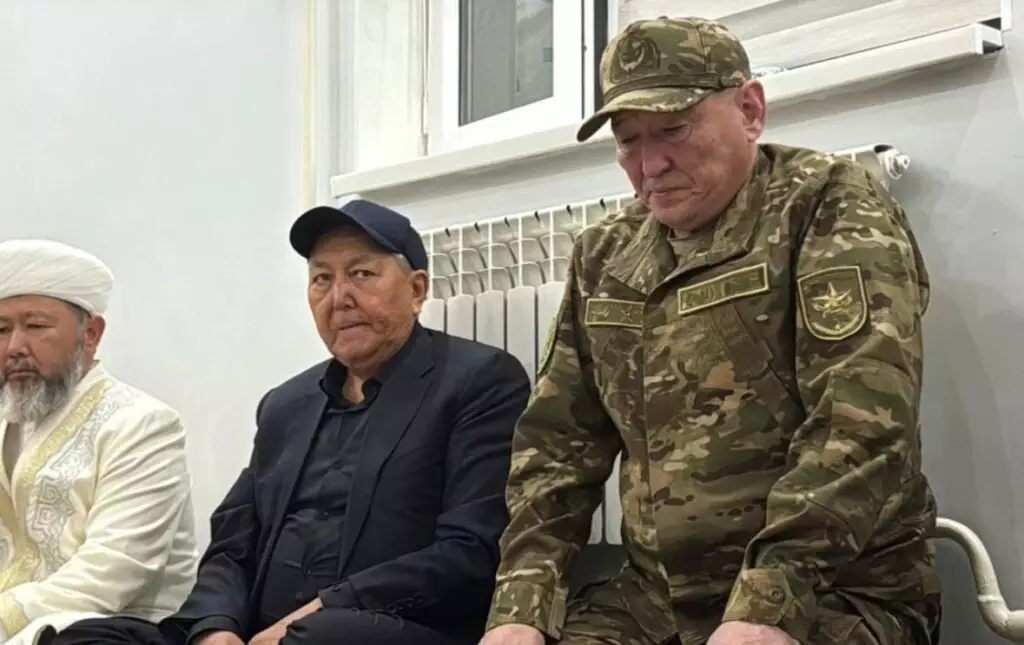 Қорғаныс министрі Қосановтың тізерлеп кешірім сұраған видеосы тарады