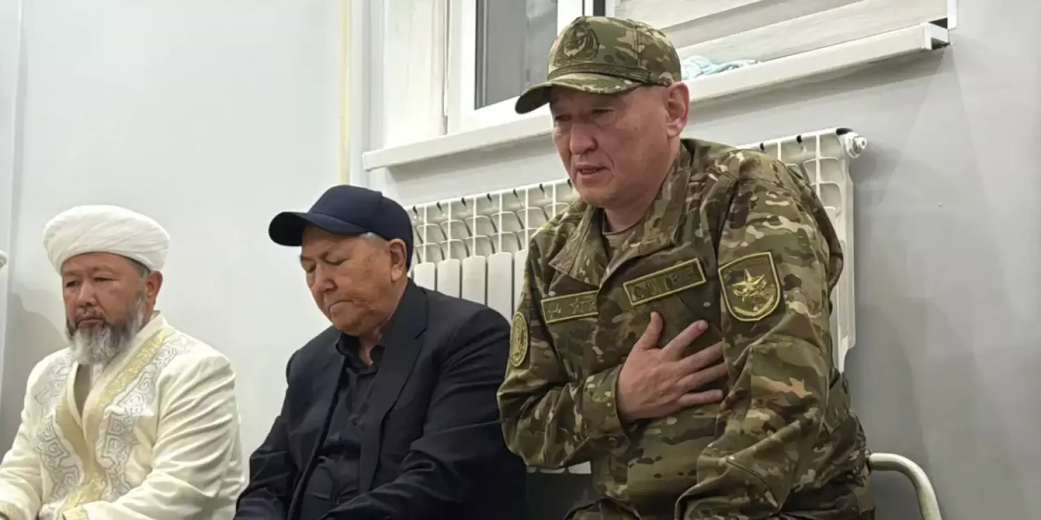 Қорғаныс министрі қаза болған сарбаздардың жақындарынан бас иіп кешірім сұрады