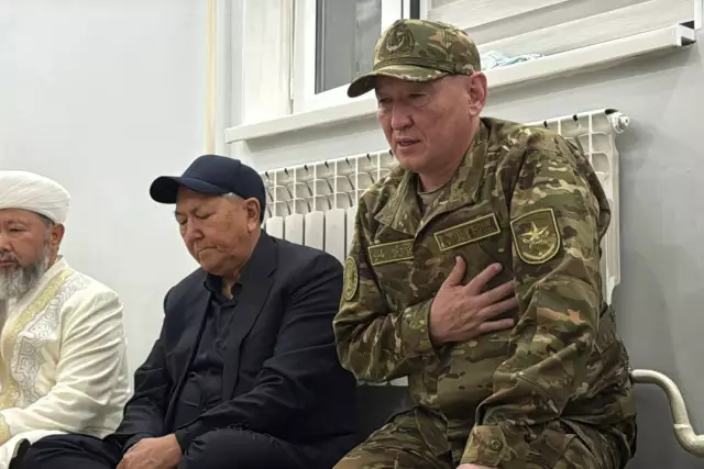 «Кешірім сұраймын»: Қорғаныс министрі қара жамылған отбасымен кездесті