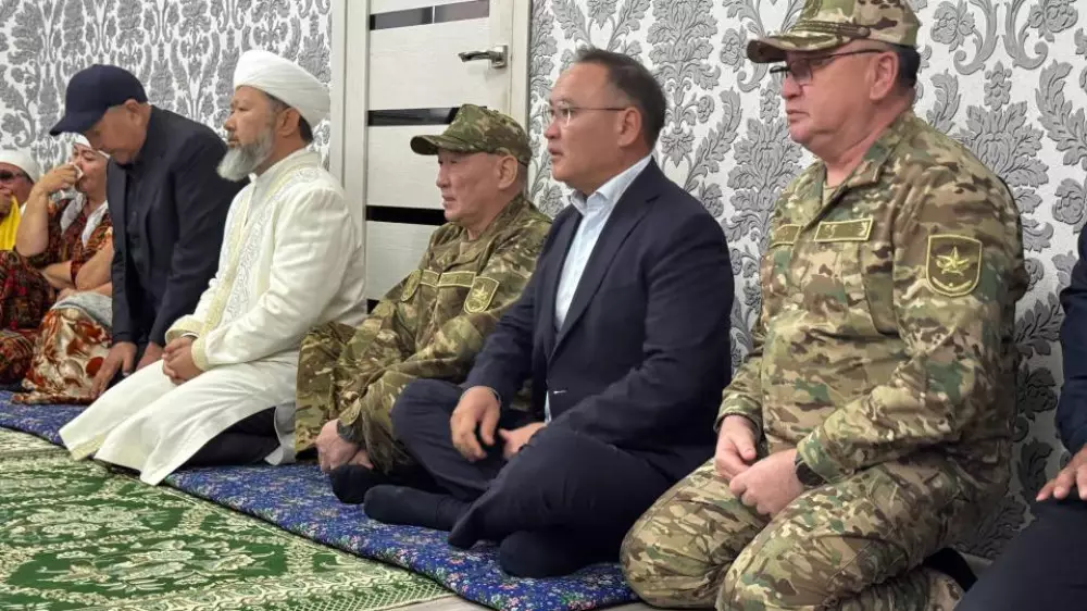 Қорғаныс министрі Каспий теңізінде қаза тапқан әскери қызметшілердің отбасыларына барды