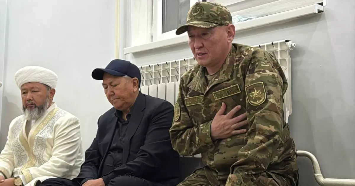  Министр обороны встретился с семьями погибших военнослужащих в Мангистау 