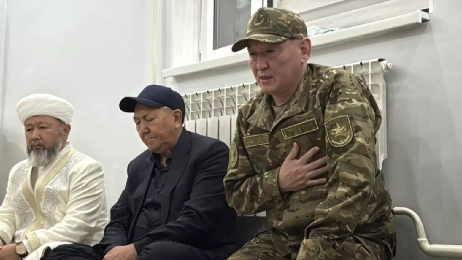 Қорғаныс министрі қолын кеудесіне қойып кешірім сұрады (ФОТО)