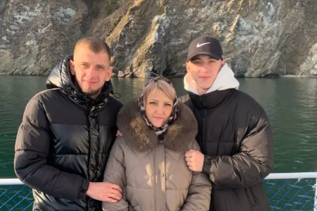 “Шындықты бәрі білгісі келеді”: Каспийде аман қалған сарбаздың отбасы мәлімдеме жасады