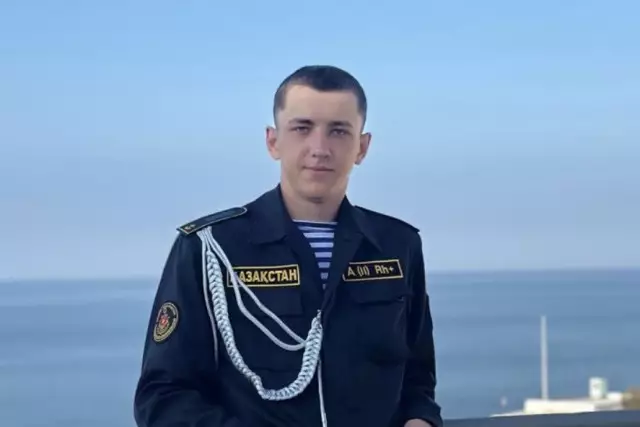 «Никита өз өмірін өзі сақтап қалды»: Каспийдегі қайғылы оқиғадан аман қалған сарбаздың ағасы үндеу жасады