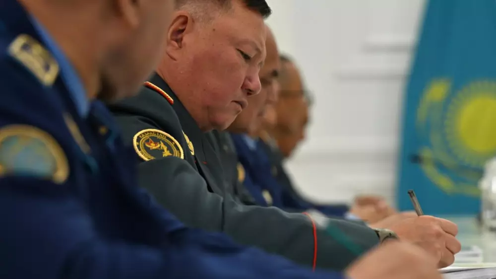 Бірде-біреуі жауапкершіліктен құтылмайды - Президент әскердегі жымқыру туралы айтты