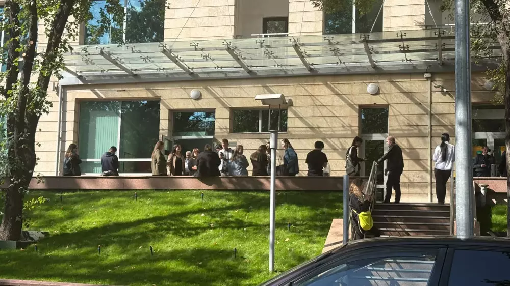 “Диваннан секіртіп жіберді“: алматылықтар жер сілкінісі қалай сезілгенін жазып жатыр