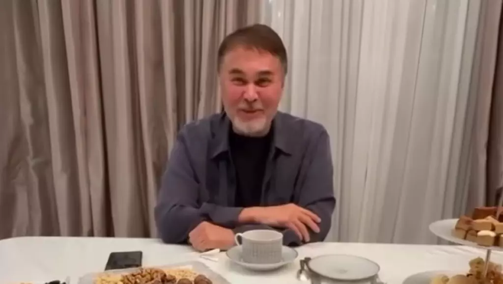 «Шай ішіп, рахаттанып отырмын»: Арман Давлетияровтың қазақша видеосы тарады