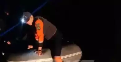 В Мангистау троих человек на надувной лодке унесло в открытое море (Видео)
