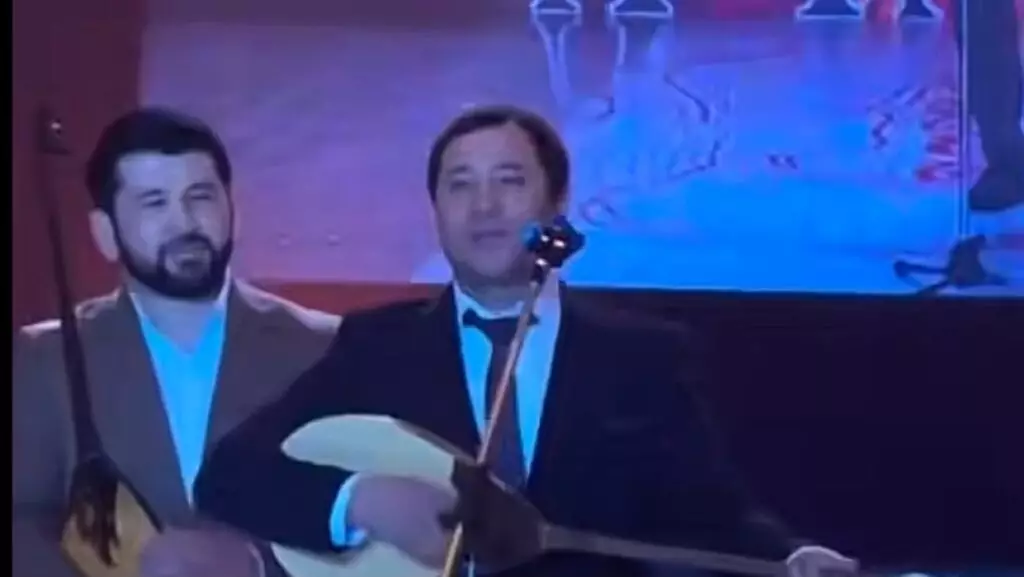 «Мен айтыстан қуылғанмын»: айтыскер ақын Мақсат Ахановтың тойдағы видеосы тарады