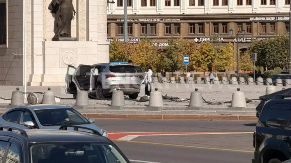 Астанадағы Салтанат аркасы аумағына көлік кіріп кетті: видео