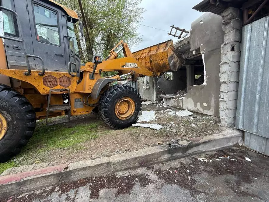 В Алматы с начала года снесли 52 незаконно построенных объекта