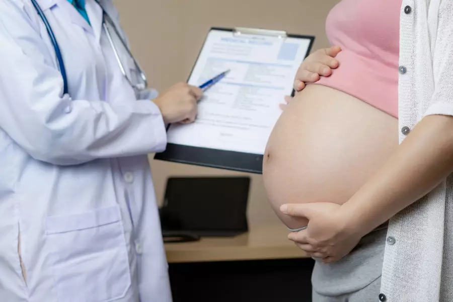 Ақтауда әйел жүктілік туралы жалған анықтама көрсетіп, жазадан жалтармақ болған