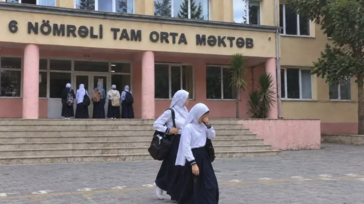 В Азербайджане родители добились возвращения учениц в хиджабах