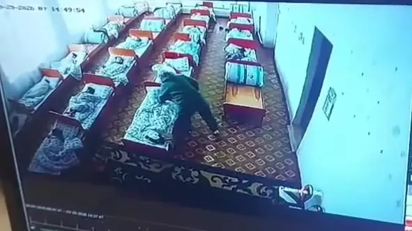 «Кешірмеймін»: Ақтөбеде балабақша қызметкері ұйықтап жатқан баланың бетін тырнап алған