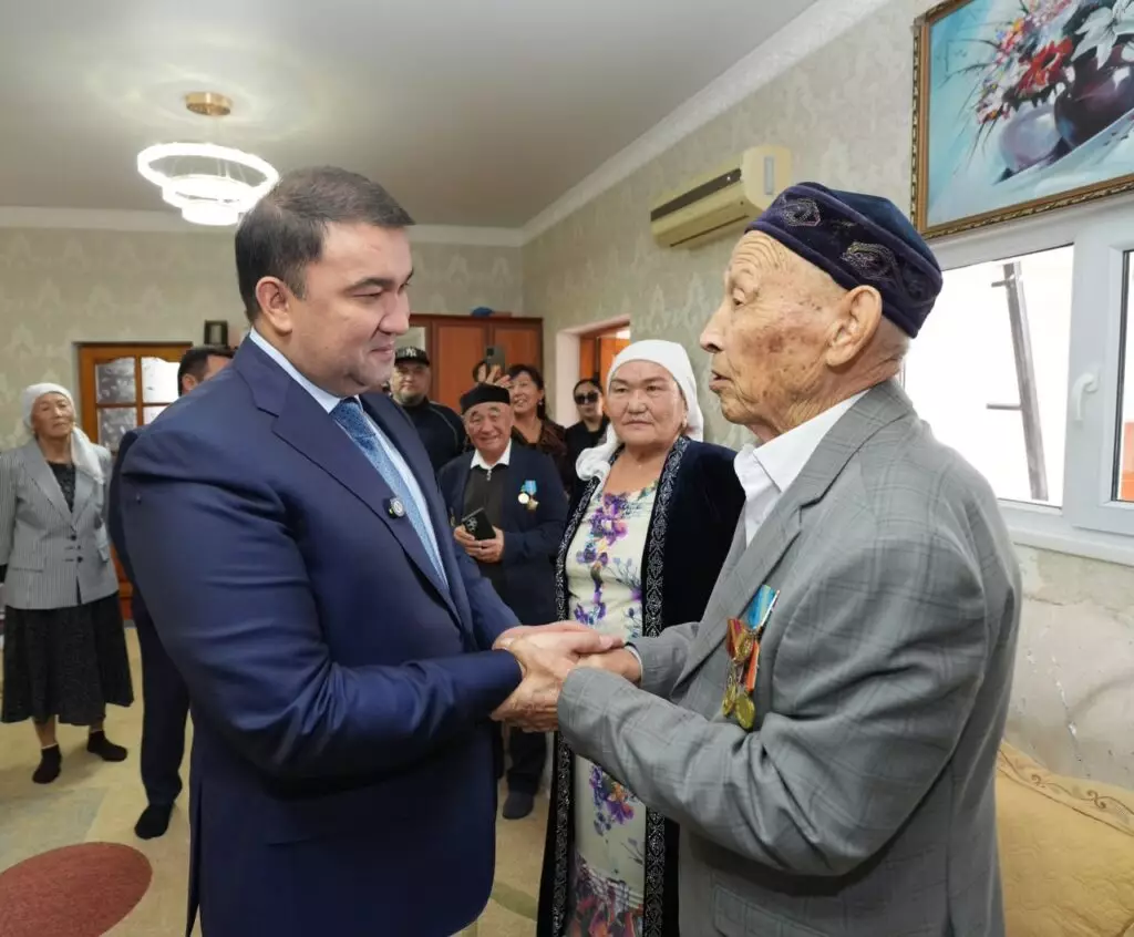 Түркістан облысының әкімі қазыналы қарттармен бірге күн өткізіп, құрмет көрсетті