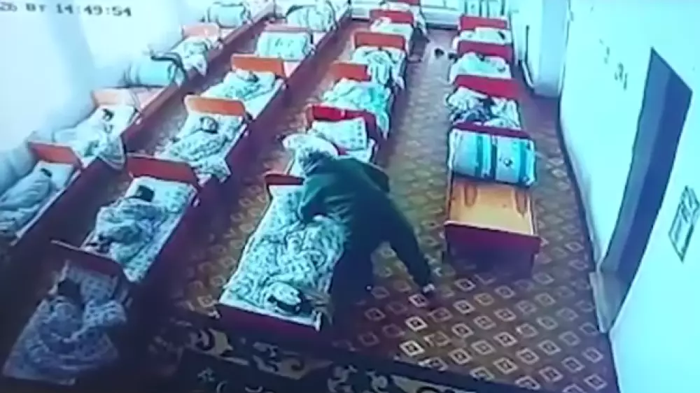 Ақтөбе облысындағы балабақшада бүлдіршін зардап шекті: оқиға болған видеоға түсіп қалған
