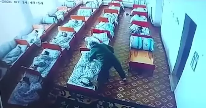 “Ұйықтап жатқан баланың бетін тырнап, шығып кеткен“. Ақтөбе облысындағы балабақшада тосын жағдай болған