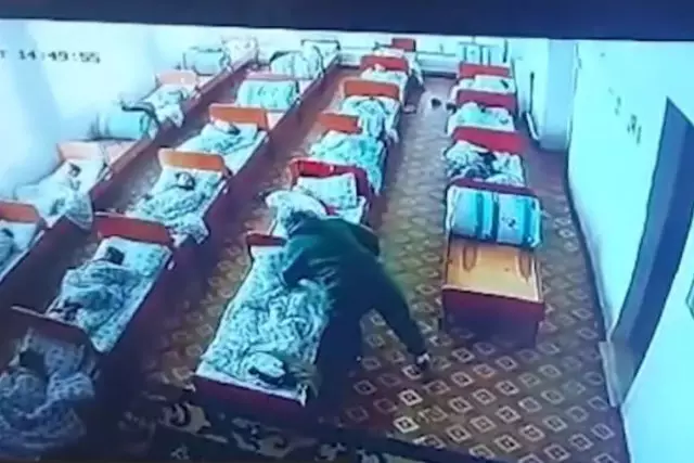 Ақтөбе облысында балабақша қызметкері ұйықтап жатқан 1,5 жастағы баланың бетін тырнаған