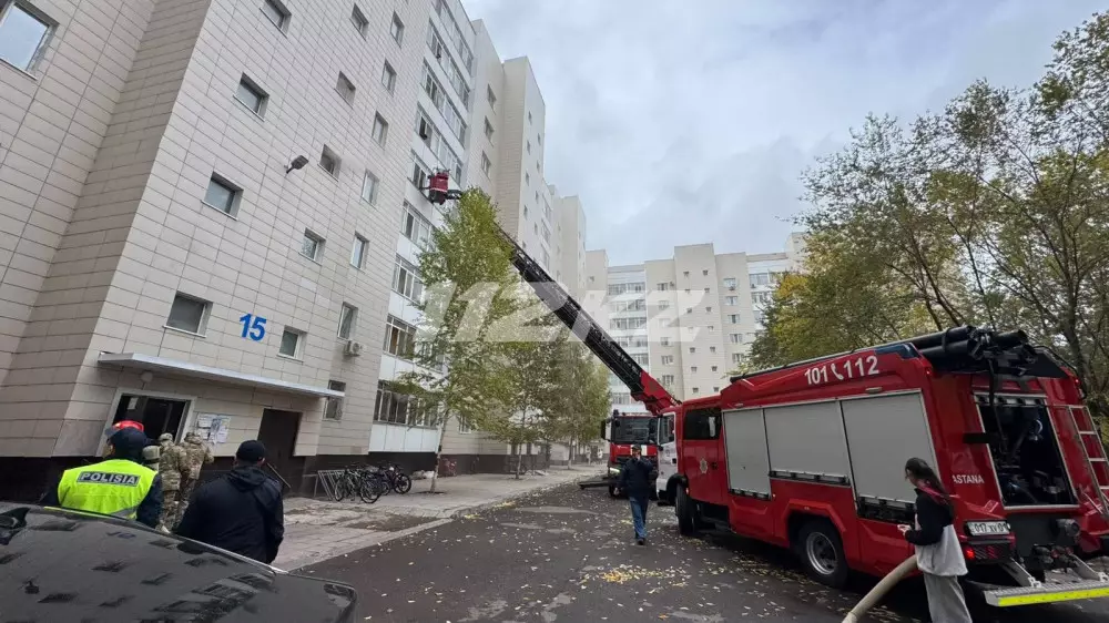 Астанада Сауран көшесіндегі көпқабатты үйдің тұрғындары эвакуацияланып жатыр