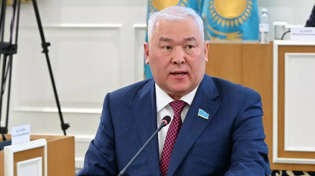Бай және кедей деп бөлмеңдер”: Мұрат Әбенов жәрдемақы мәселесіне қатысты пікір білдірді