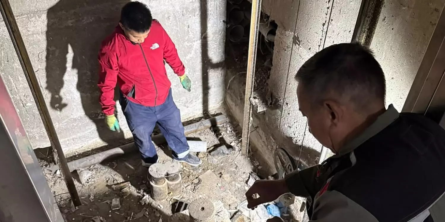 Атырауда төрт адам мінген лифт құлады