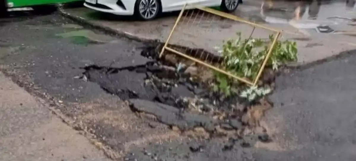 Алматыда асфальт опырылып, көлік қозғалысы қиындады