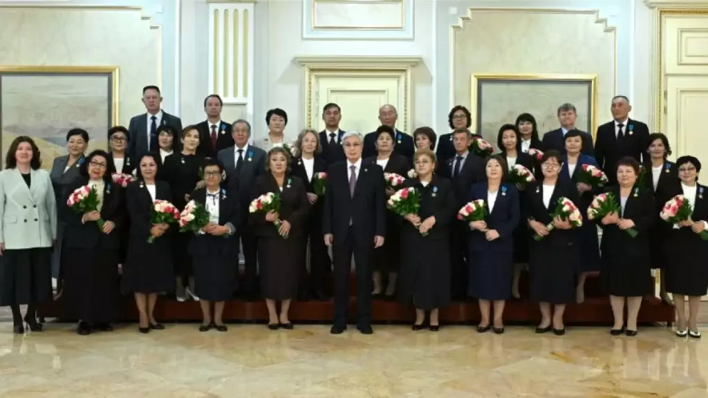 Ұстаздар күні: Тоқаев үздік педагогтерді марапаттады