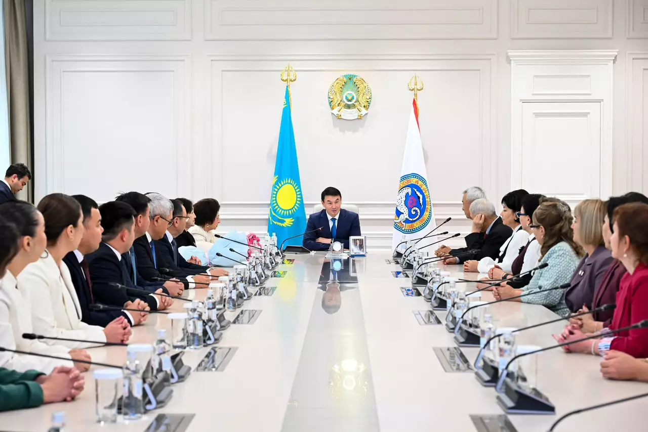 Алматыда Мұғалім күніне орай қаланың үздік педагогтері марапатталды