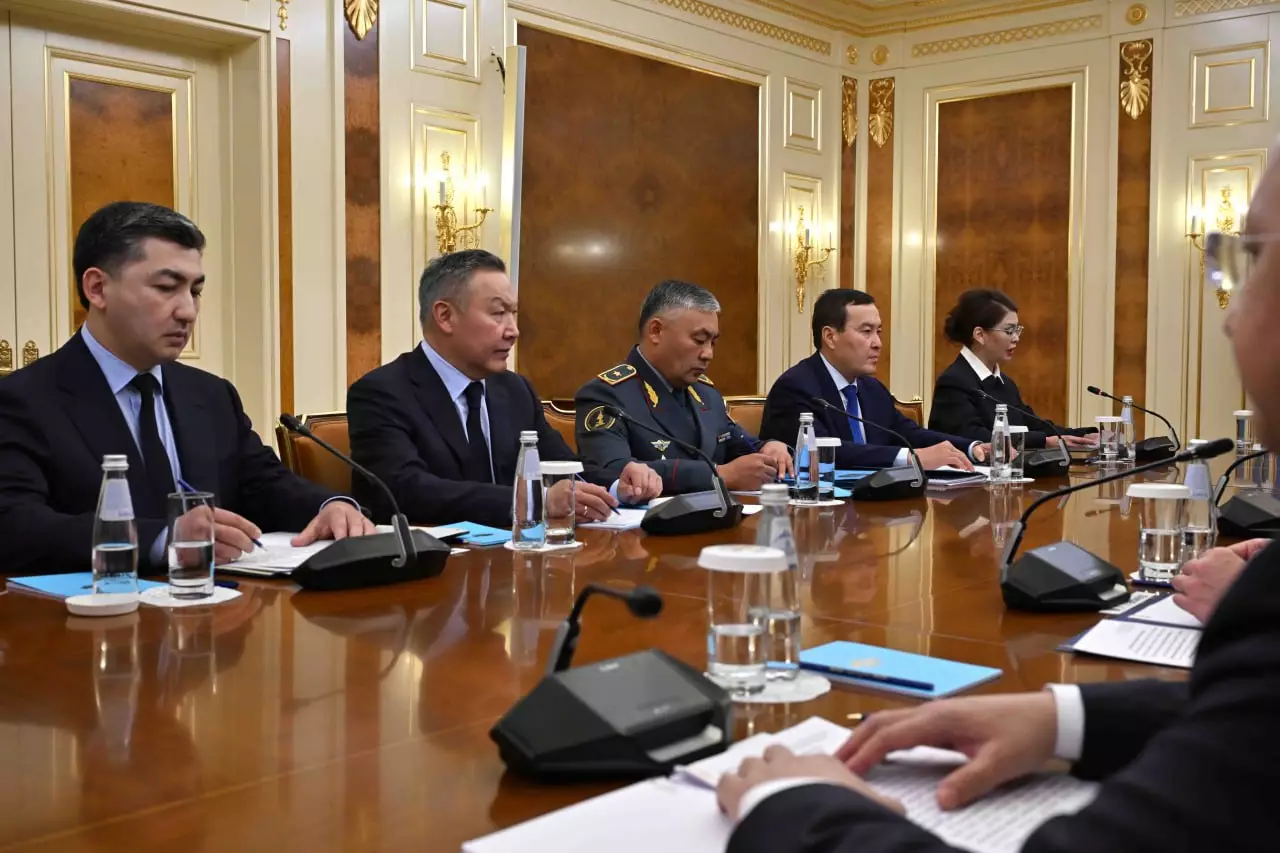 Қасым-Жомарт Тоқаев Комиссияға Қорғаныс министрлігінің жаңа басшылығымен бірлесіп, анықталған кемшіліктерді жою жөнінде нақты ұсыныстар әзірлеуді тапсырды