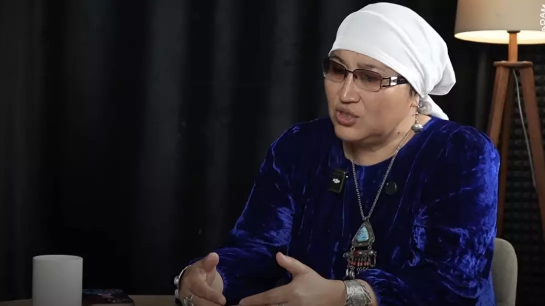 «Тоқал емес, ойнас»: Танымал этнограф үлкен әйелдердің жас жігіттерге құмар екенін айтты