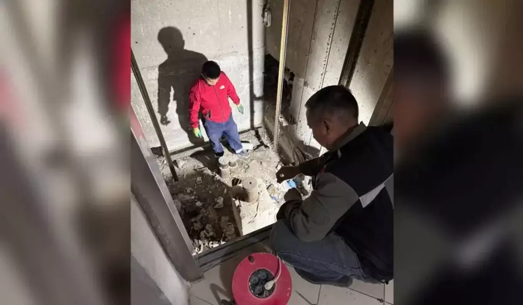 В Атырау сорвался лифт с пассажирами: трое доставлены в больницу